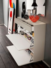 Moderner Hängeschuhschrank mit zwei offenen Klappen, gefüllt mit verschiedenen Schuhen, seitliche Perspektive.