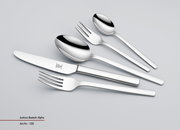 Set aus glänzendem Edelstahlbesteck, bestehend aus Messer, Gabel, Löffel, Dessertgabel und Teelöffel, in schräger Draufsicht.