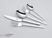 Set aus glänzendem Edelstahlbesteck, bestehend aus Messer, Gabel, Löffel, Dessertgabel und Teelöffel, in schräger Draufsicht.