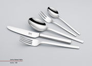 Set aus glänzendem Edelstahlbesteck, bestehend aus Messer, Gabel, Löffel, Dessertgabel und Teelöffel, in schräger Draufsicht.