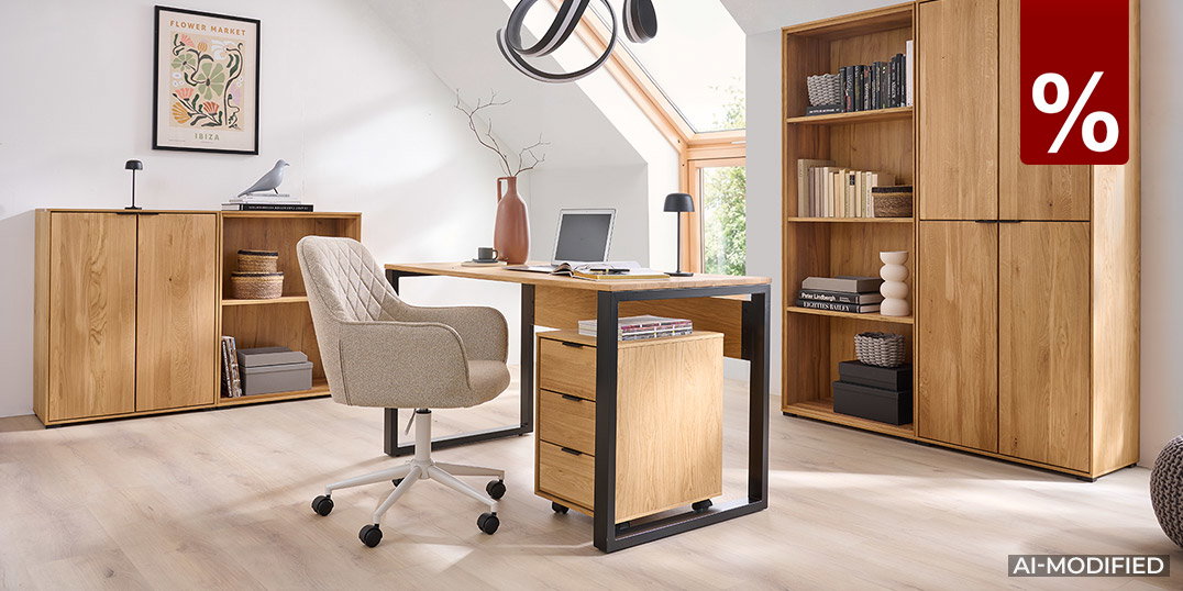 Lichtdurchflutetes Büro mit hohen Decken und Dachfenstern, modernen Holzmöbeln und einem Schreibtisch in der Mitte.