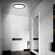 Moderne LED-Deckenleuchte mit Bewegungssensor, von unten betrachtet in einem eleganten Flur installiert.