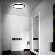 Moderne led-plafondlamp met bewegingssensor, van onderaf gezien, geïnstalleerd in een elegante gang.