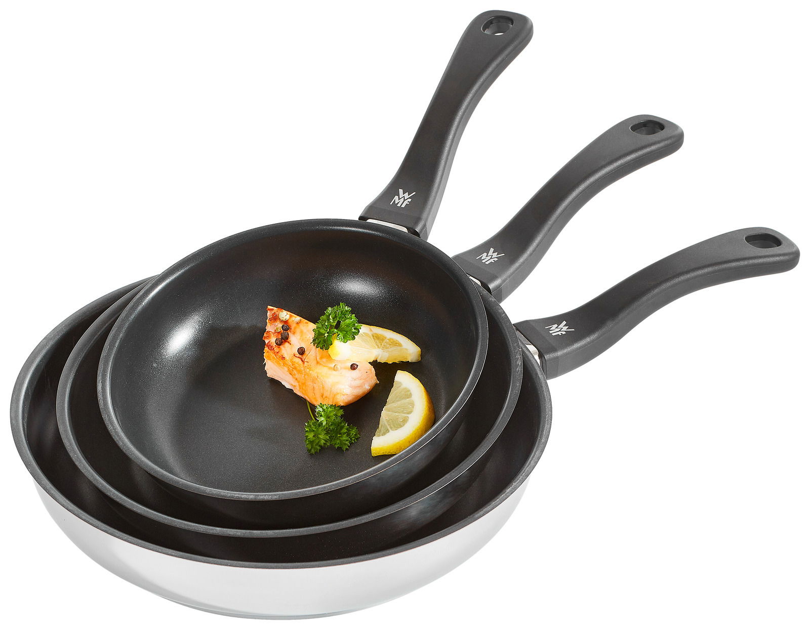Pfannen-Set 3-tlg. in den Größen 20, 24 und 28 cm, gestapelt mit einer Draufsicht, dekoriert mit einem Stück Lachs, Zitronenscheiben und Petersilie.