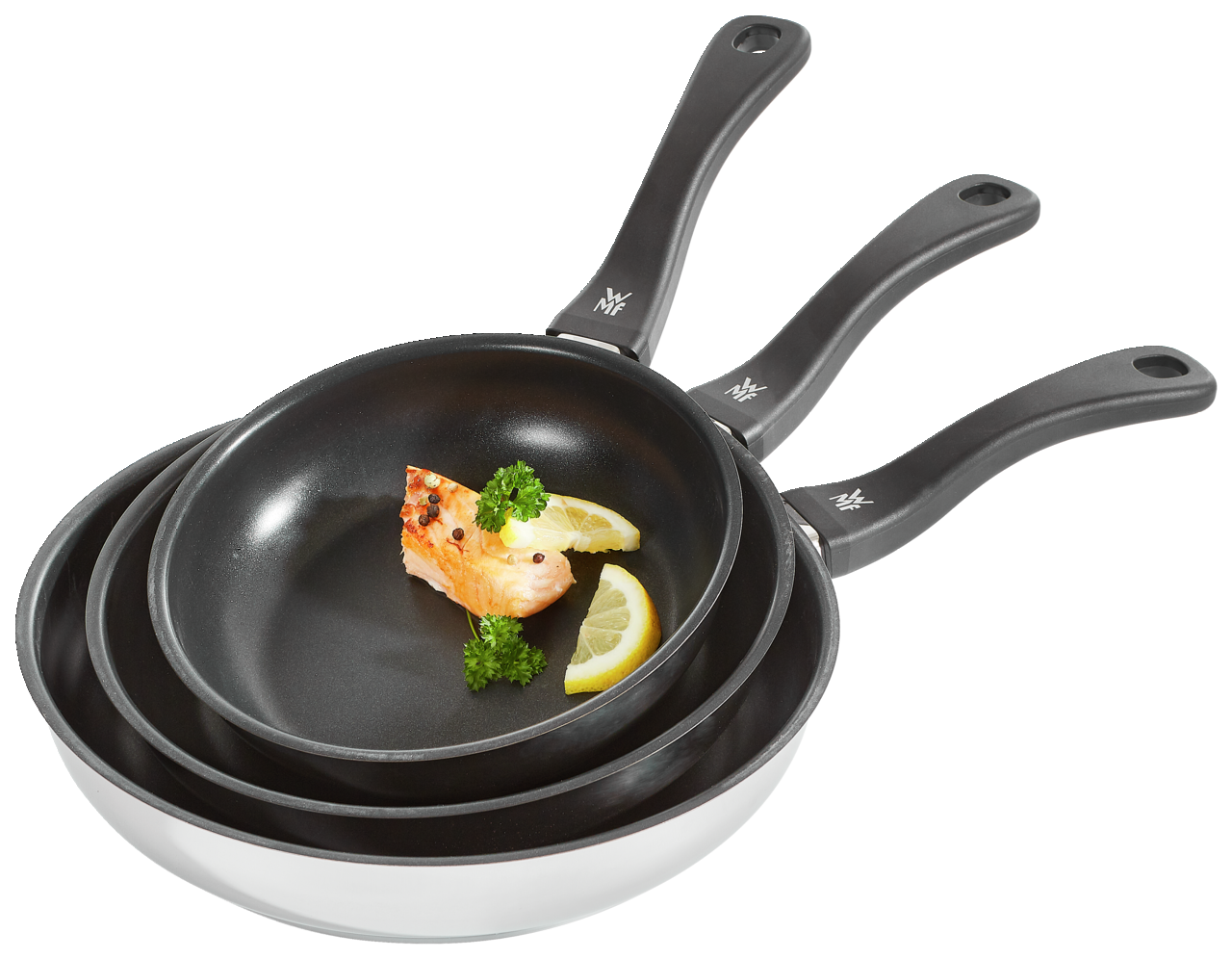 Pfannen-Set 3-tlg. in den Größen 20, 24 und 28 cm, gestapelt mit einer Draufsicht, dekoriert mit einem Stück Lachs, Zitronenscheiben und Petersilie.