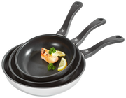 Pfannen-Set 3-tlg. in den Größen 20, 24 und 28 cm, gestapelt mit einer Draufsicht, dekoriert mit einem Stück Lachs, Zitronenscheiben und Petersilie.