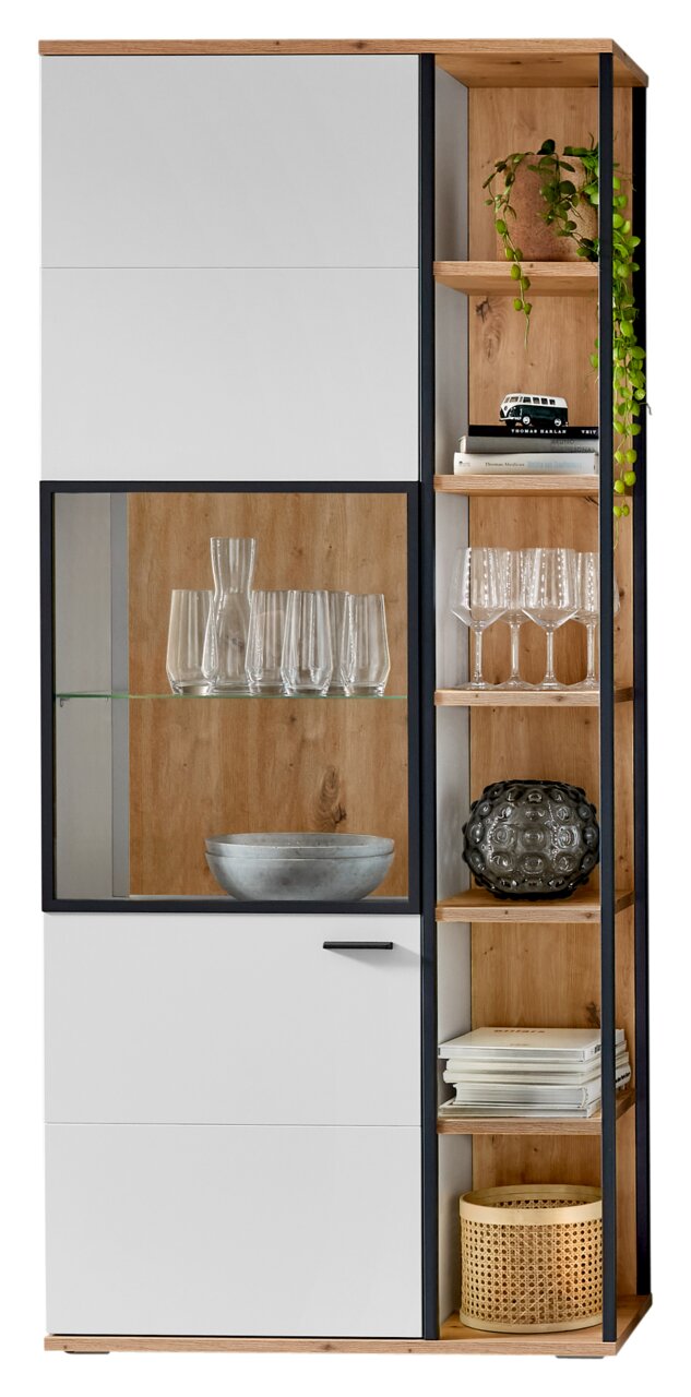 Moderne Vitrine mit Holz- und Glaselementen, gefüllt mit Gläsern und Dekorationen, aus frontaler Perspektive.