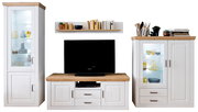 Wohnzimmermöbel-Set im Landhausstil in Weiß mit Holzoberflächen: links hohe Vitrine mit Glastür und Beleuchtung, mittig TV-Lowboard mit zwei Schubladen, rechts Sideboard mit beleuchtetem Glasfach, Schubladen und Tür; Frontansicht.