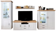 Woonkamermeubelset in landhuisstijl in wit met houten afwerkingen: links een hoge vitrinekast met glazen deur en verlichting, in het midden een tv-lowboard met twee lades, rechts een dressoir met verlicht glazen vak, lades en een deur; vooraanzicht.