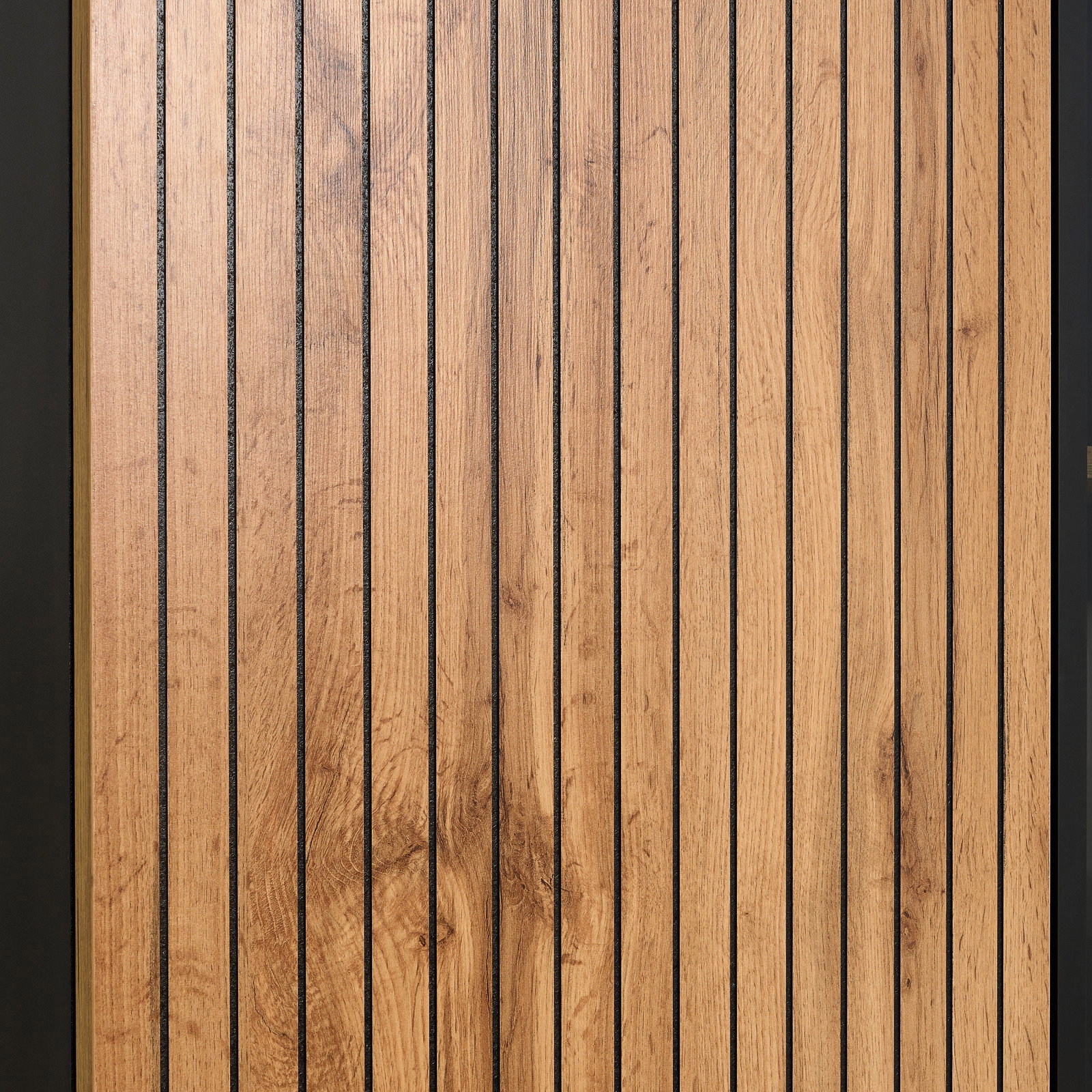 Nahaufnahme eines Highboards mit vertikalen Holzlatten in natürlicher Holzoptik.