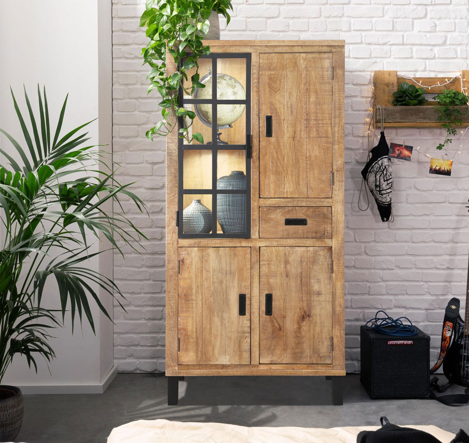 Vitrinenschrank KALI aus Holz mit Glastür, dekoriert mit Pflanzen und Vasen, in einem modernen Raum, Frontalansicht