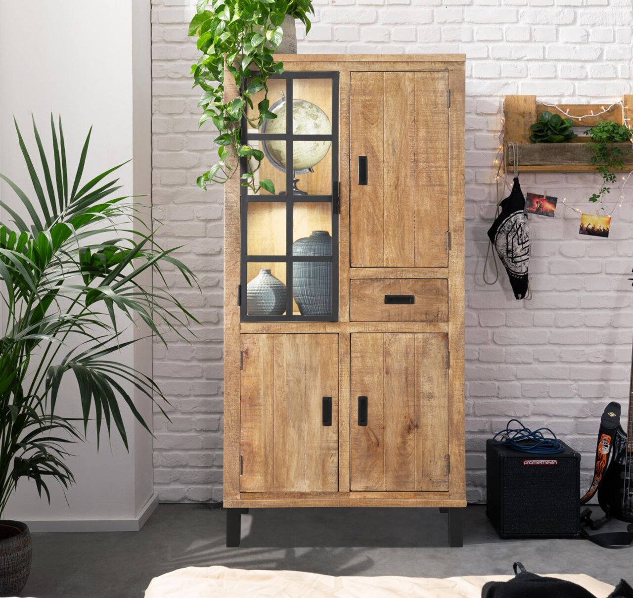 Vitrinenschrank KALI aus Holz mit Glastür, dekoriert mit Pflanzen und Vasen, in einem modernen Raum, Frontalansicht