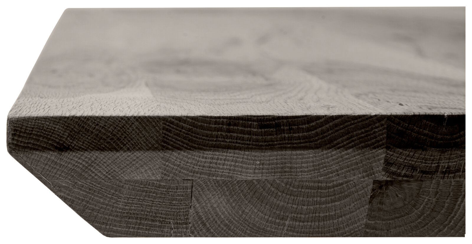 Nahaufnahme einer Tischplatte aus Holz mit sichtbarer Maserung und abgeschrägter Kante, seitliche Perspektive.