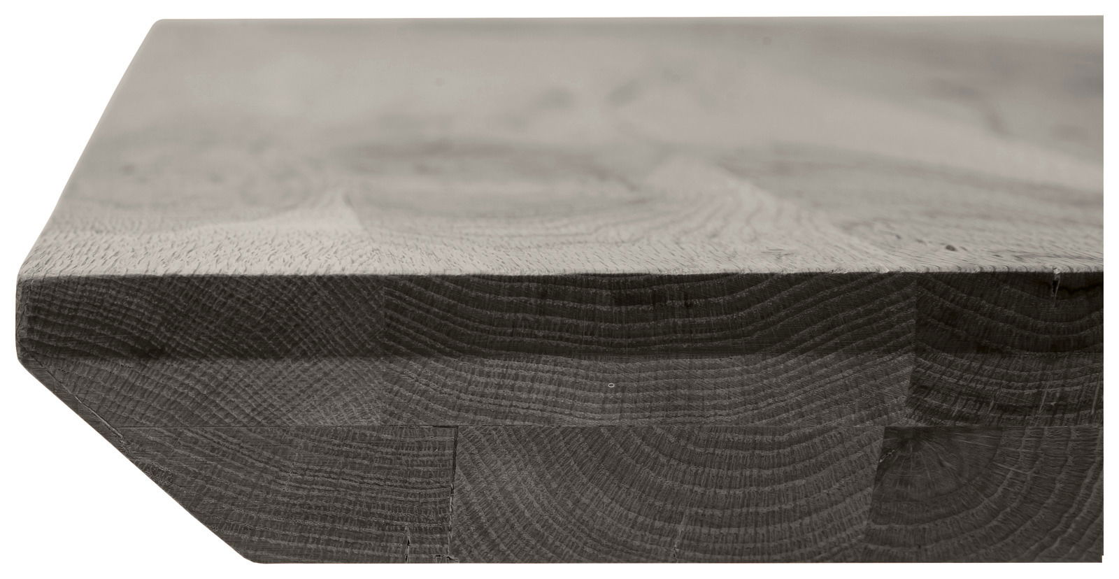Nahaufnahme einer Tischplatte aus Holz mit sichtbarer Maserung und abgeschrägter Kante, seitliche Perspektive.