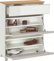 Weißer Schuhschrank mit Holzoptik-Deckplatte, geöffneter Schublade und zwei nach vorn aufgeklappten Klappen mit Einlegeböden und Schuhen, Ansicht schräg von vorn.