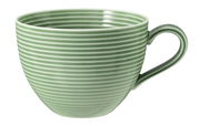 Grüne Milchkaffeetasse mit horizontalen Streifen, seitliche Perspektive