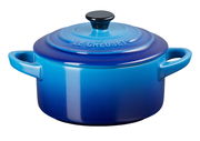 Blaue Mini Cocotte von Le Creuset mit Deckel, seitliche Perspektive
