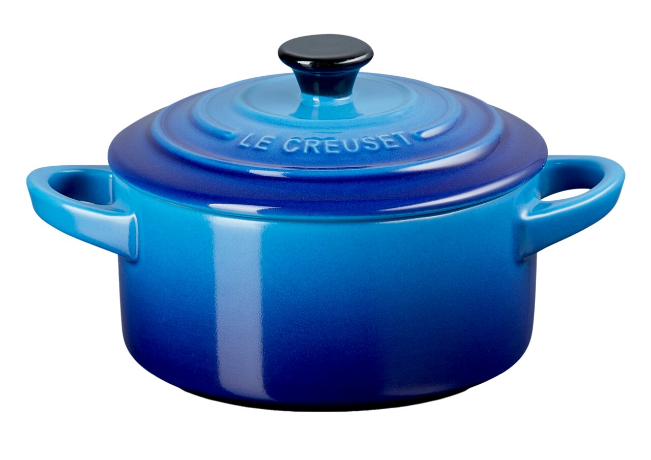 Blaue Mini Cocotte von Le Creuset mit Deckel, seitliche Perspektive
