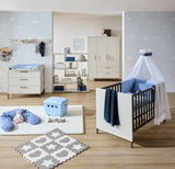 Kinderzimmer mit Babybett, Wickelkommode, Kleiderschrank und Regalen in moderner Einrichtung, Perspektive von vorne