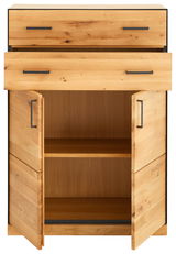 Hochkommode aus Holz mit zwei Schubladen und zwei offenen Türen, frontal betrachtet.