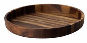 Houten schaal van walnoothout met een diameter van 38 cm, gefotografeerd vanuit een licht zijdelings perspectief.