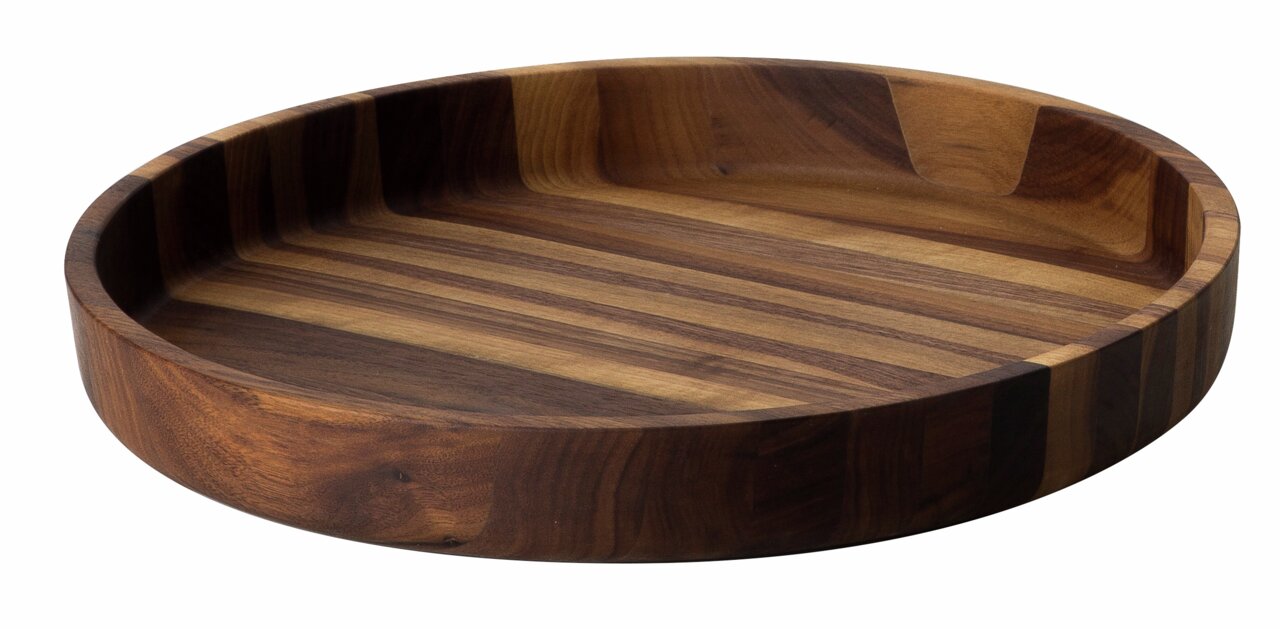 Holzschale aus Walnuss mit einem Durchmesser von 38 cm, aus einer leicht seitlichen Perspektive fotografiert.