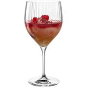 Cocktailglas POESIA 750ml mit einem mehrschichtigen Getränk und Himbeeren, seitliche Ansicht