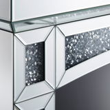 Nahaufnahme eines eleganten Elektrokamins mit verspiegelten Oberflächen und funkelnden Kristallakzenten, seitliche Perspektive.