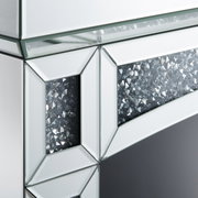 Nahaufnahme eines eleganten Elektrokamins mit verspiegelten Oberflächen und funkelnden Kristallakzenten, seitliche Perspektive.