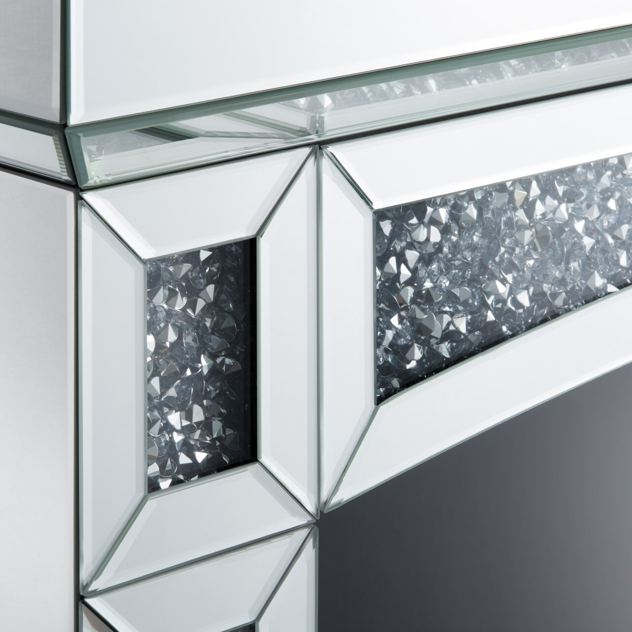 Nahaufnahme eines eleganten Elektrokamins mit verspiegelten Oberflächen und funkelnden Kristallakzenten, seitliche Perspektive.