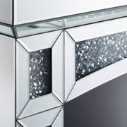 Nahaufnahme eines eleganten Elektrokamins mit verspiegelten Oberflächen und funkelnden Kristallakzenten, seitliche Perspektive.