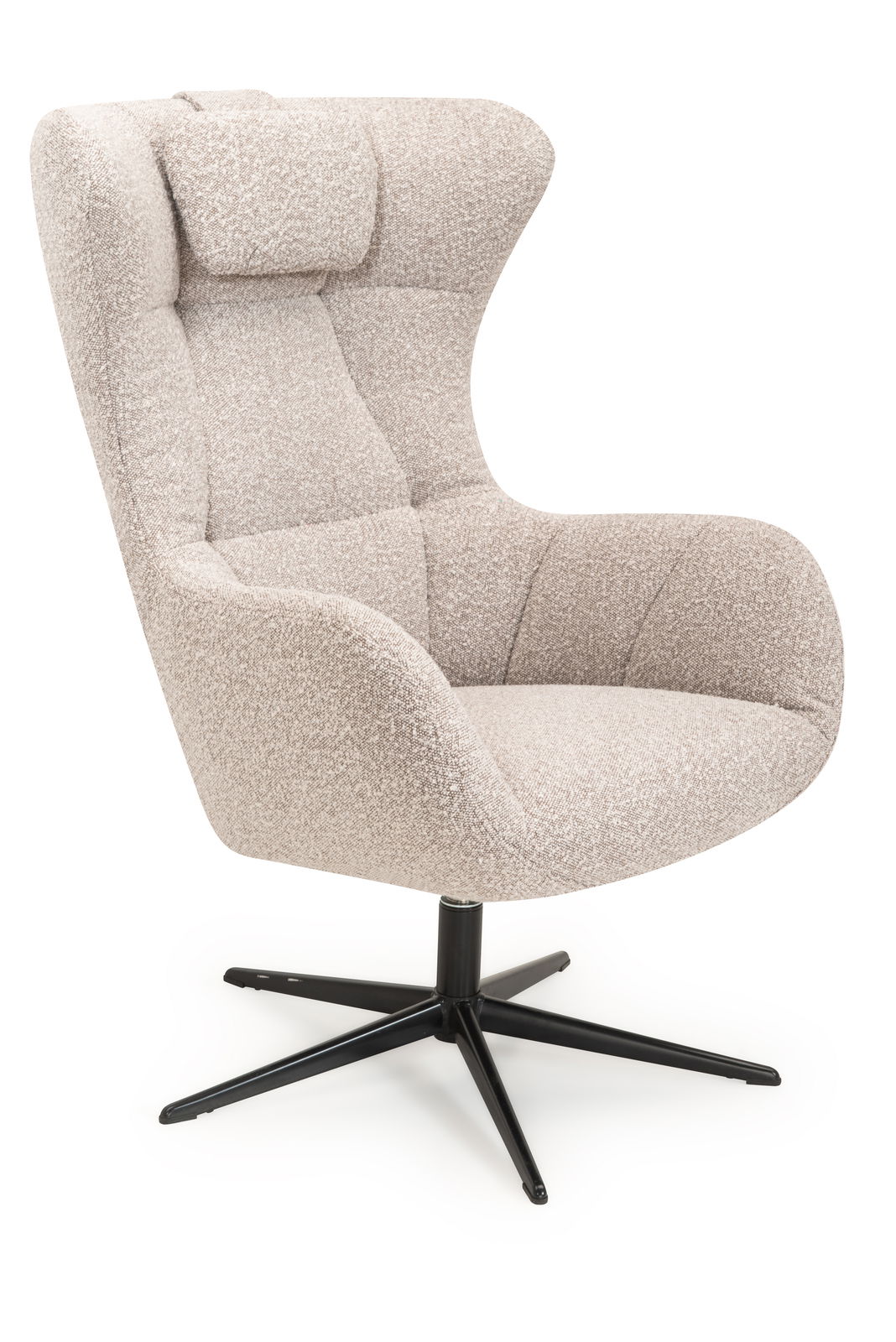 Beiger Relaxsessel mit hoher Rückenlehne und schwarzem Drehfuß, seitliche Perspektive