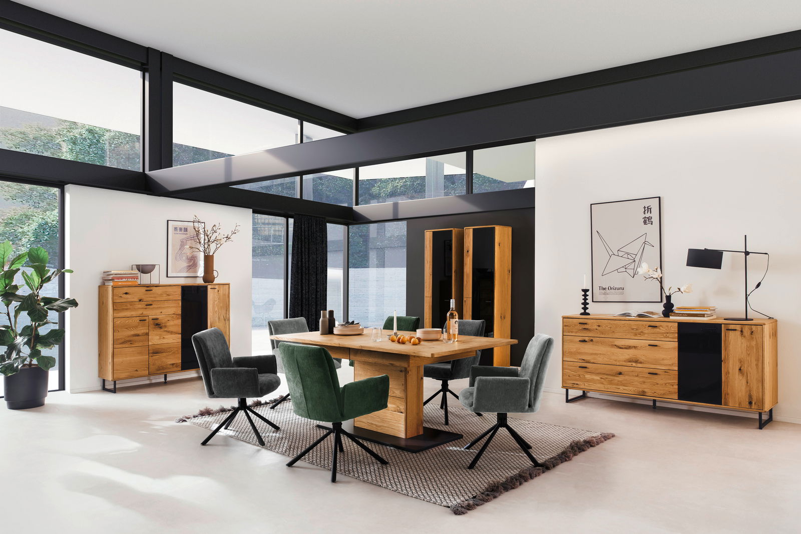 Modernes Wohnzimmer mit Sideboard, Highboard und Vitrine aus Holz, umgeben von großen Fenstern. Perspektive: Frontalansicht auf die Möbelstücke.