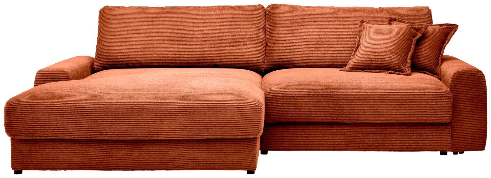 Rostbraunes Cord-Ecksofa mit linker Ottomane, breiten Armlehnen und zwei Kissen, frontal in leichter Perspektive von vorn auf weißem Hintergrund