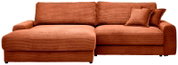 Rostbraunes Cord-Ecksofa mit linker Ottomane, breiten Armlehnen und zwei Kissen, frontal in leichter Perspektive von vorn auf weißem Hintergrund