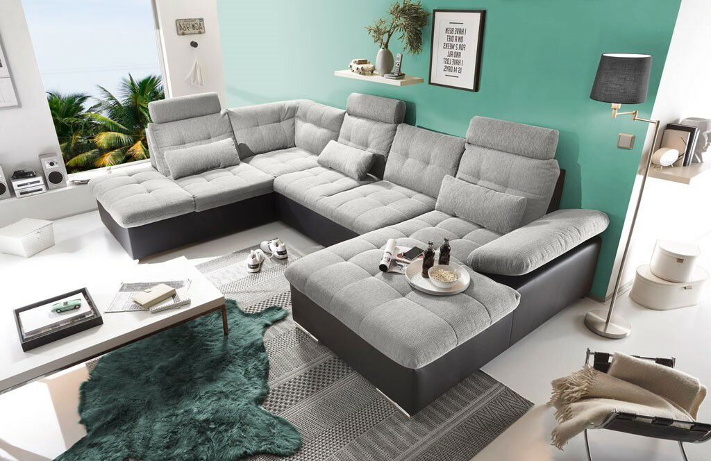 Moderne graue Rundecke in U-Form in einem stilvollen Wohnzimmer, seitliche Perspektive