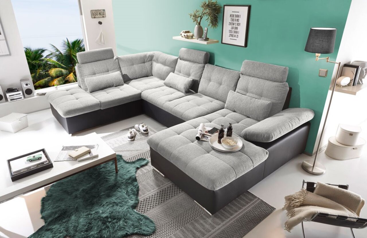 Moderne graue Rundecke in U-Form in einem stilvollen Wohnzimmer, seitliche Perspektive