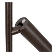 Detailaufnahme einer braunen Metall-Leuchtenhalterung mit zylindrischem Arm und rundem Druckknopf, seitliche Nahansicht auf den Gelenkbereich vor weißem Hintergrund