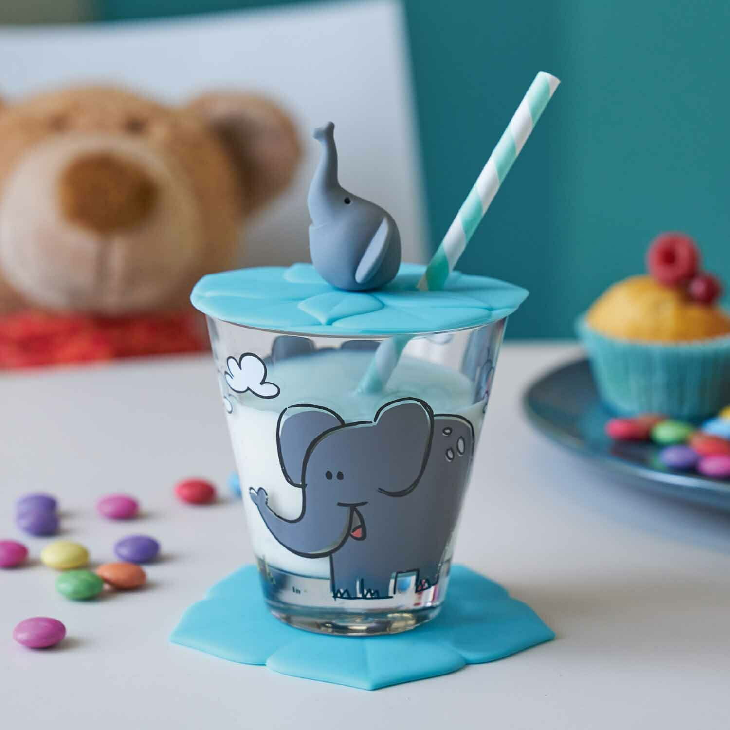 Leonardo Kindertrinkset 3-tlg. Elefant Kindertrinkset mit Elefantenmotiv, bestehend aus einem Glas mit blauem Deckel und Strohhalm, aus der Perspektive von vorne fotografiert.