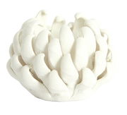 Weißer Teelichthalter in Form einer stilisierten Blume, seitliche Perspektive