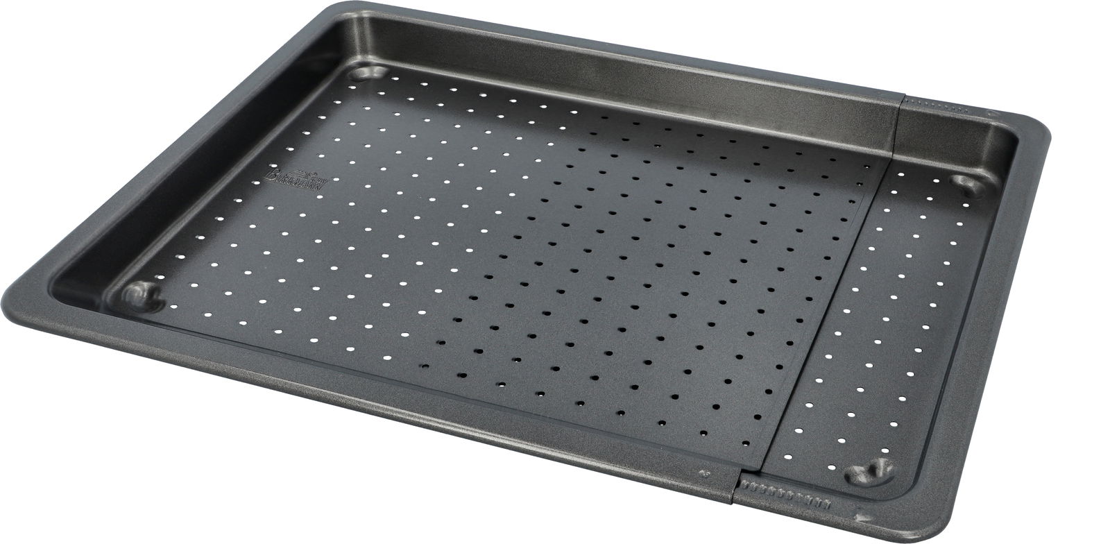 Perforiertes Backblech aus Metall in schräger Perspektive