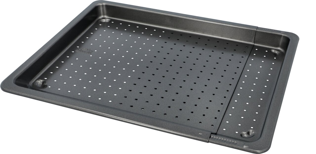 Perforiertes Backblech aus Metall in schräger Perspektive