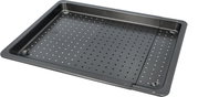 Geperforeerde metalen bakplaat in schuin perspectief