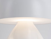 Nahaufnahme einer weißen LED Tischlampe mit modernem Design, seitliche Perspektive