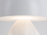 Nahaufnahme einer weißen LED Tischlampe mit modernem Design, seitliche Perspektive