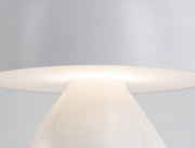 Nahaufnahme einer weißen LED Tischlampe mit modernem Design, seitliche Perspektive