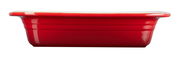 Seitenansicht einer kirschroten Lasagneform mit glatter Oberfläche und leicht abgerundeten Kanten.