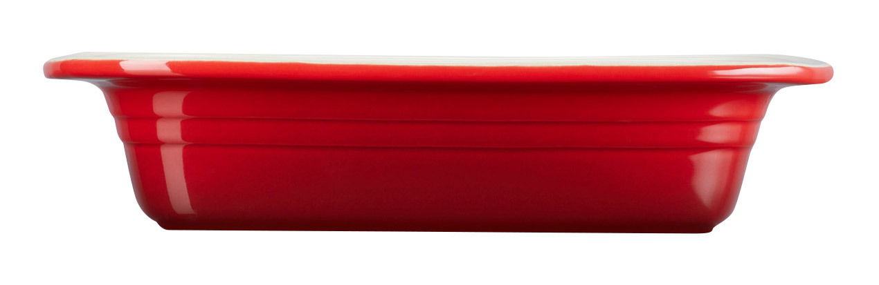 Seitenansicht einer kirschroten Lasagneform mit glatter Oberfläche und leicht abgerundeten Kanten.