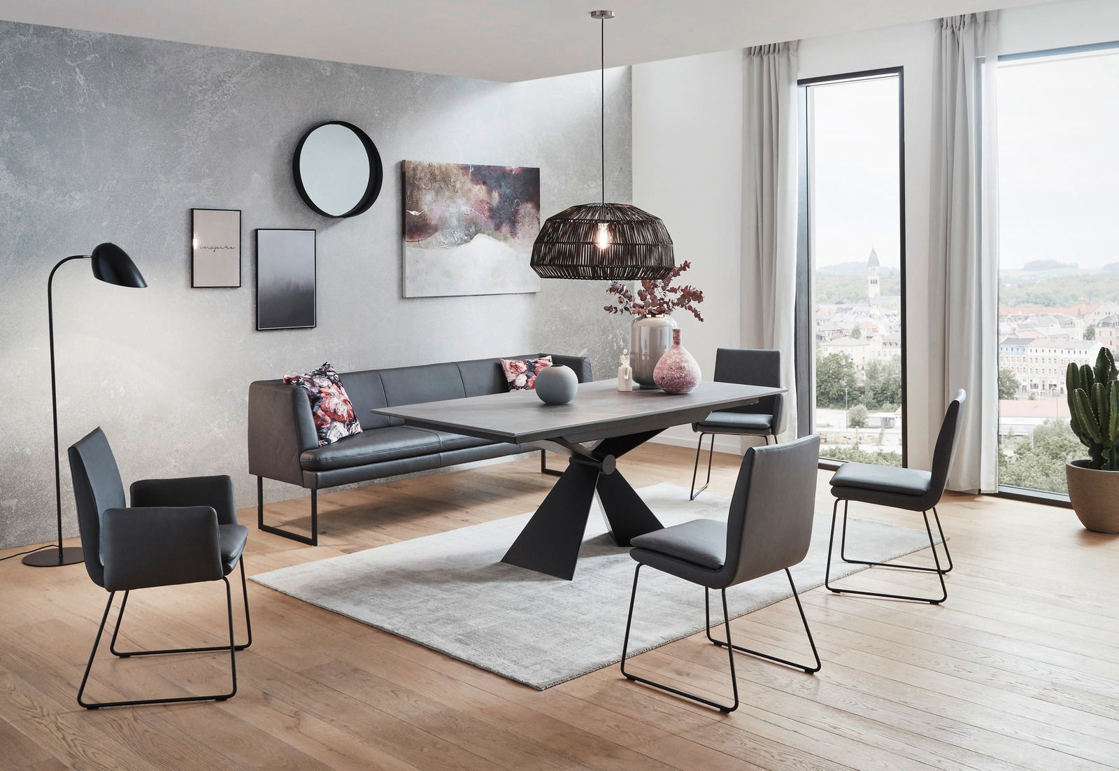 Moderner Esstisch mit X-förmigem Gestell in einem stilvollen Esszimmer mit Blick auf die Stadt.