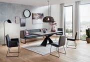 Moderner Esstisch mit X-förmigem Gestell in einem stilvollen Esszimmer mit Blick auf die Stadt.